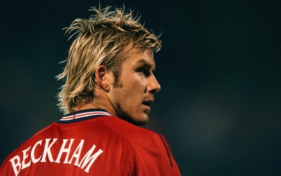 飞亚体育快讯-什琴斯尼赛后拥抱对方小球迷